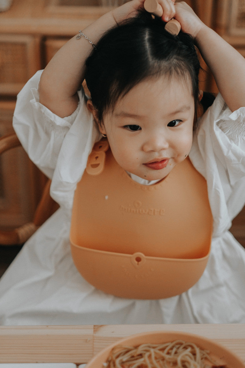 Baveta bebelusi Miniware Roll & Lock, 100% din silicon alimentar, Toffee